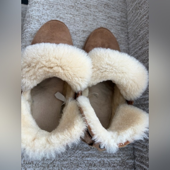 UGG McKay ankle boots in chestnut suede with genuine shearling lining. Sz 8 - Picture 9 of 9